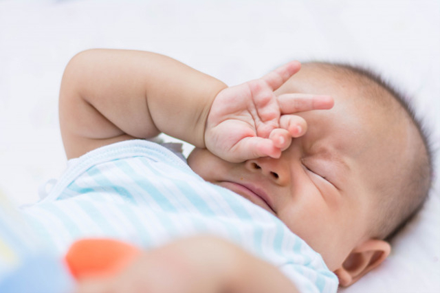 Bayi Sering Bangun saat Tidur Malam, Normal Enggak Ya? (93587)