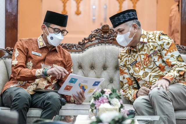 Sandiaga Uno usai berbincang dengan Gubernur Aceh, Nova Iriansyah. Foto: Dok. Kemenparekraf