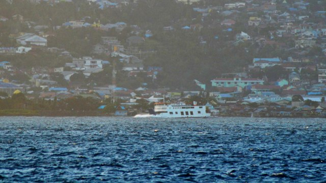 Kapal Ferry KMP Gorango saat bertolak dari Pelabuhan Penyeberangan Bastiong, Ternate; menuju Pelabuhan Penyeberangan Ferry Rum, Kota Tidore Kepulauan. Foto: Nurkholis Lamaau/JMG