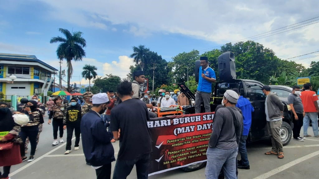 May Day, Organisasi Buruh di Banggai Konvoi Sampaikan Tuntutan. Foto: Alisan/Banggai