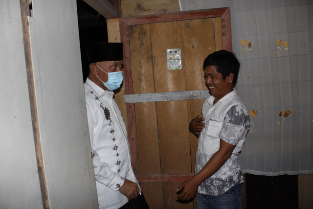 Gubernur Sumatera Barat Mahyeldi saat mendatangi rumah Perwira Negara si penjual air galon di Kabupaten Pesisir Selatan, Jumat 30 April 2021 malam. Foto: dok Humas