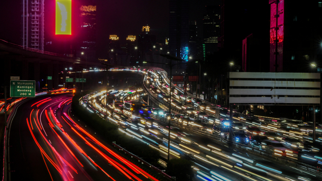 Suasana kendaraan terjebak macet di Jalan Tol Cawang-Grogol, Jakarta, Sabtu (1/5/2021).  Foto: Galih Pradipta/ANTARA FOTO