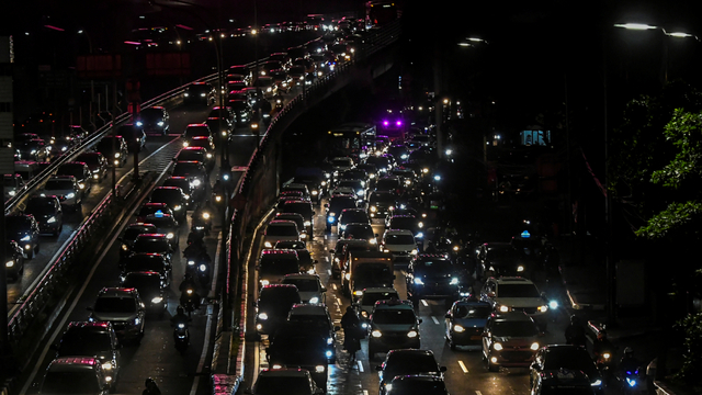 Suasana kendaraan terjebak macet di Jalan Tol Cawang-Grogol, Jakarta, Sabtu (1/5/2021).  Foto: Galih Pradipta/ANTARA FOTO