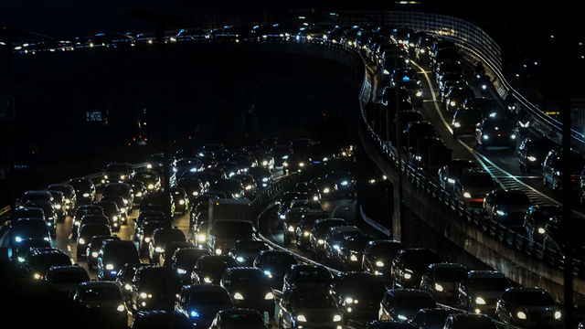 Suasana kendaraan terjebak macet di Jalan Tol Cawang-Grogol, Jakarta, Sabtu (1/5/2021).  Foto: Galih Pradipta/ANTARA FOTO