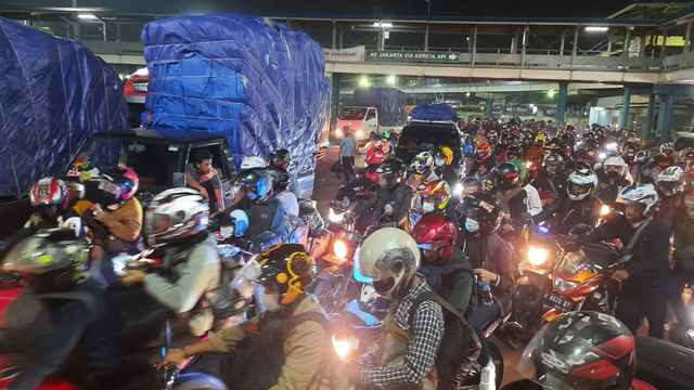 Antrean kendaraan yang ingin menyeberang dari Pelabuhan Merak, Banten, Minggu (2/5). Foto: Dok. Istimewa