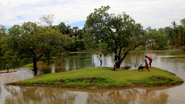 Pengunjung berswafoto di danau yang diberi nama oleh warga sekitar Danau Tuakdaun di Kelurahan Batuplat, Kecamatan, Alak Kota Kupang, NTT, Sabtu (1/5/2021). Foto: Kornelis Kaha/ANTARA FOTO