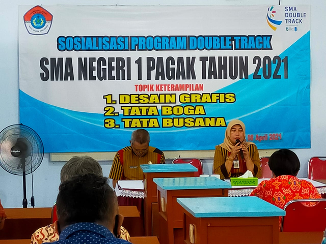 Kepala SMAN 1 Pagak Eny Retno Diwati SPd MPd, saat sosisialisasi pada para siswa program double track. dok