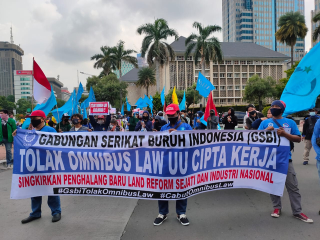 Sumber : suarasurabaya.net - Kelompok buruh mulai unjuk rasa bersama kelompok mahasiswa menolak UU Cipta Kerja, Selasa (20/10/2020) sore, di kawasan Monas, Jakarta Pusat. Foto: Farid