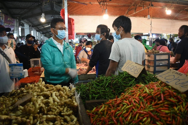 Wali Kota Pontianak, Edi Rusdi Kamtono, mengecek harga sembako di pasar tradisional. Foto: Dok Hi!Pontianak