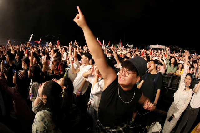 Foto: Ribuan Warga Wuhan Berpesta di Festival Musik (55515)