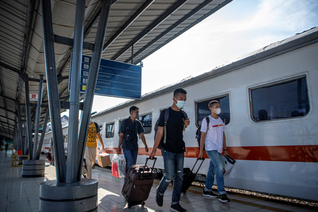 Calon penumpang berjalan menuju gerbong kereta api Serello tujuan Palembang-Lubuklinggau di Stasiun Kertapati, Palembang, Sumatera Selatan, Minggu (2/5). Foto: Nova Wahyudi/Antara Foto