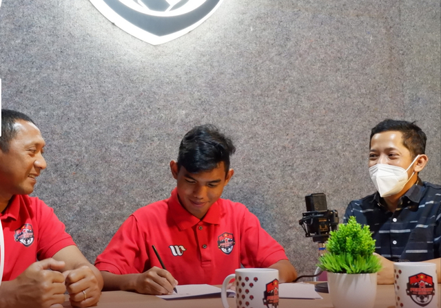 Fatah Aji Pratama menandatangani kontrak di hadapan Manajer Persekat Ersal Aburizal dan Head Coach I Putu Gede. (foto: istimewa)