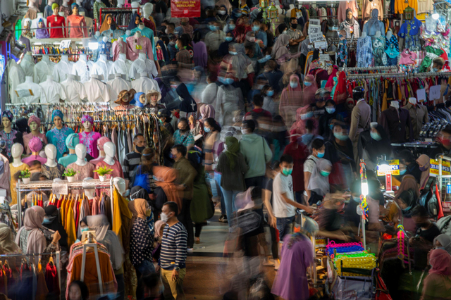 Sejumlah warga memadati Blok B Pusat Grosir Pasar Tanah Abang untuk berbelanja pakaian di Jakarta Pusat, Minggu (2/5). Foto: Aditya Pradana Putra/Antara Foto