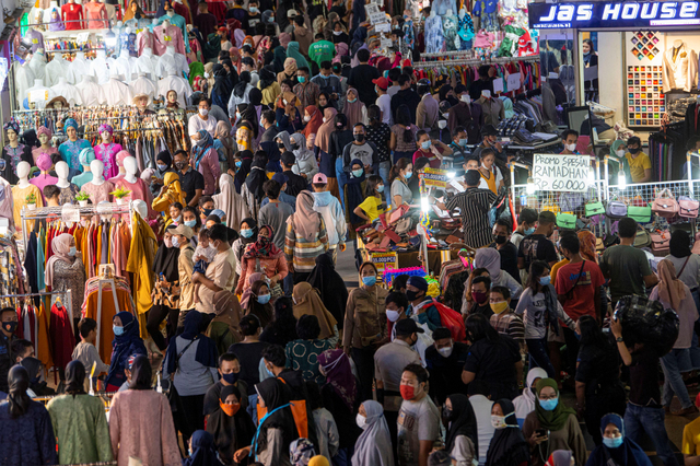 Sejumlah warga memadati Blok B Pusat Grosir Pasar Tanah Abang untuk berbelanja pakaian di Jakarta Pusat, Minggu (2/5). Foto: Aditya Pradana Putra/Antara Foto
