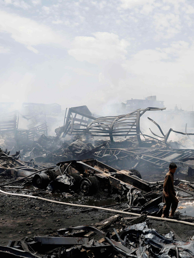 Puing yang terbakar di Kabul, Afghanistan, Minggu (2/5). Foto: Mohammad Ismail/Reuters