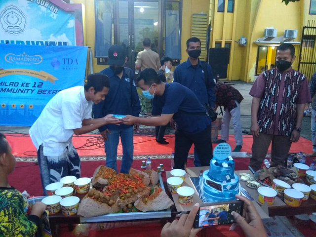 Penyerahan simbolis bantuan untuk Yayasan Pondok Pesantren Yatim Piatu Annuriyah, Bekasi. dok
