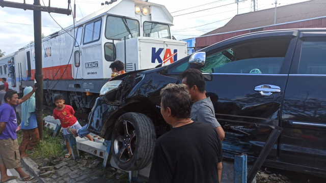 Kecelakaan kereta api tabrak mobil dengan KA Sibunuang. Foto: ist
