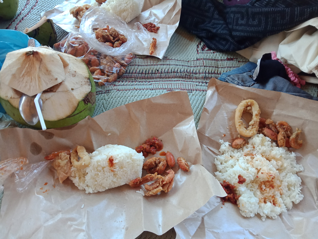 Makanan dari cumi dan udang yang dihidangkan di pantai, Foto : Rijilli Fefuli