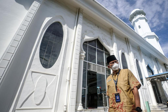 Menparekraf Sandiaga Uno singgah ke Masjid Rahmatullah, Aceh, Minggu (2/5). Foto: Dok. Kemenparekraf