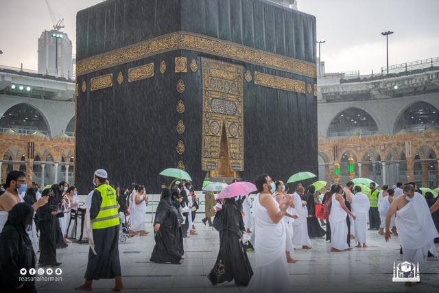 Jemaah umrah di Masjidil Haram, Makkah, saat hujan turun. Foto: Twitter/@ReasahAlharmain