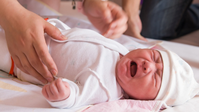 Kenapa Bayi Bangun Kalau Diletakkan di Kasur? Foto: Shutterstock