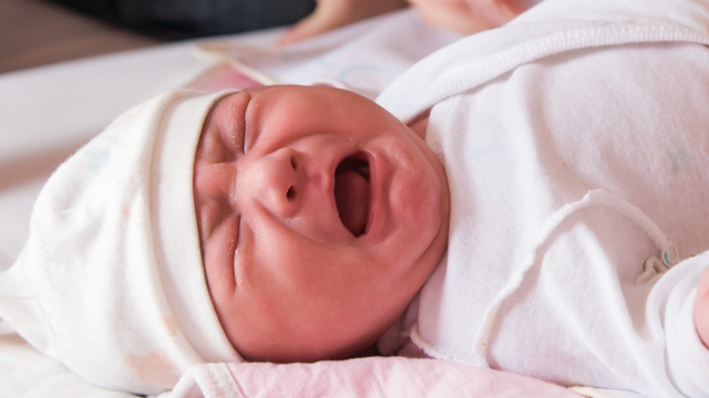Kenapa Bayi yang Sedang Tidur Lelap Terbangun Kalau Diletakkan di Kasur? (53053)