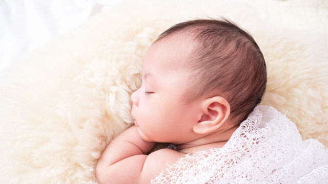 Kenapa Bayi yang Sedang Tidur Lelap Terbangun Kalau Diletakkan di Kasur? (53054)