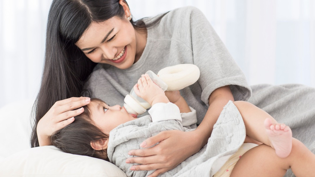Cara Ajari Bayi Pegang Botol Susu Sendiri (27765)