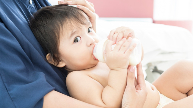 Cara Ajari Bayi Pegang Botol Susu Sendiri (27766)