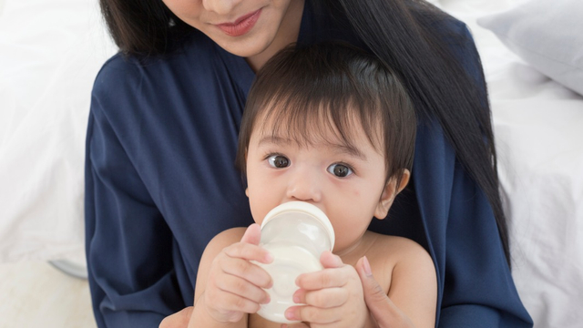 Cara Ajari Bayi Pegang Botol Susu Sendiri (27767)