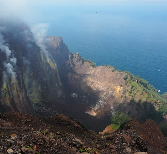 Fakta Geologis Menarik Gunung Api Iya, Gunung Api Aktif Paling Selatan Indonesia (42358)