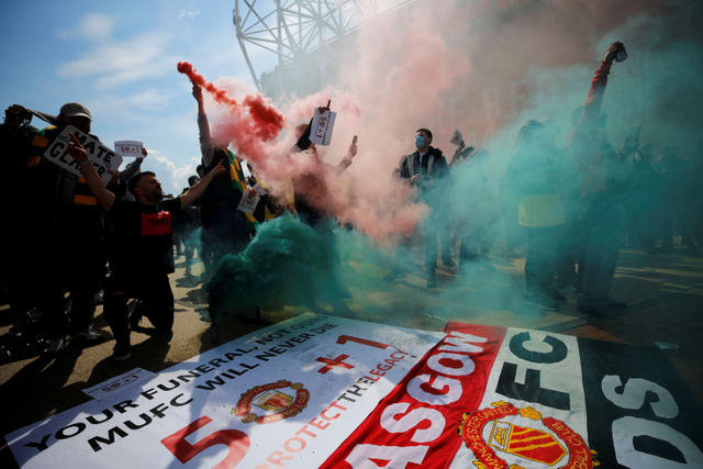 Sejumlah pendukung Manchester United menggelar unjuk rasa sebelum pertandingan Manchester United melawan Liverpool di Old Trafford, Manchester, Inggris.
 Foto: Phil Noble/REUTERS