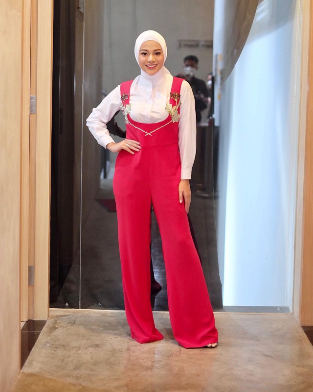 Gaya Aurel Hermansyah pakai hijab. Foto: Instagram/@aurelie.hermansyah