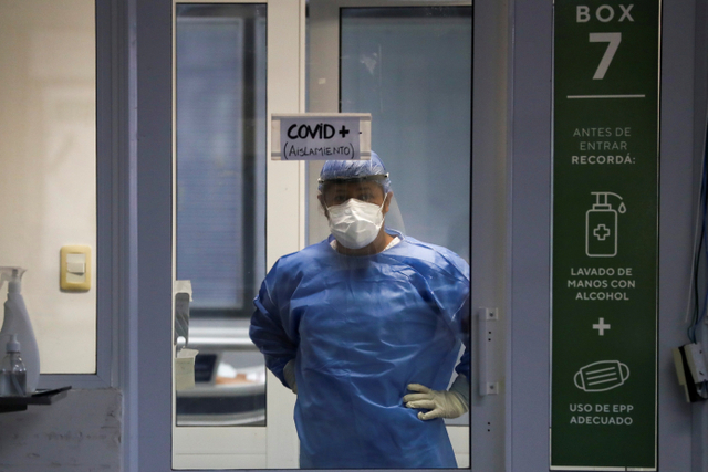 Petugas kesehatan berdiri di dalam unit perawatan intensif bersama pasien terinfeksi virus corona di salah satu Rumah Rakit di Buenos Aires, Argentina. Foto: Agustin Marcarian/REUTERS