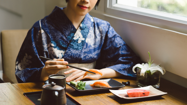 Alasan orang Jepang suka makan sambil duduk di lantai. Foto: Shutterstock