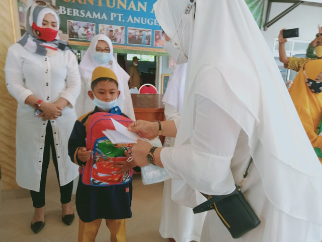 Pembagian donasi untuk anak yatim di Kecamatan Turen. Foto: Rizal Adhi