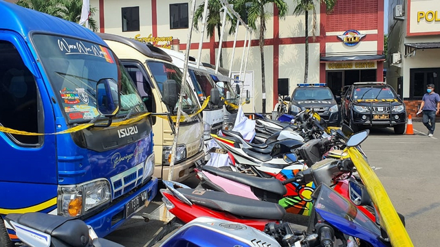 Akan Ada Sanksi Tegas Bagi Pelat Hitam yang Jadi Travel Gelap Saat PPKM Darurat (39351)