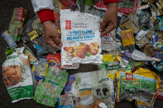 Aktivis dari lembaga Ecological Observation and Wetlands Conservation (Ecoton) menunjukkan contoh sampah impor dalam aksi damai di kawasan Monumen Nasional (Monas), Jalan Merdeka Selatan, Jakarta, Senin (3/5).  Foto: Aditya Pradana Putra/ANTARA FOTO