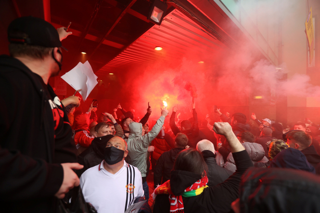 Demo suporter Manchester United di Old Trafford, Manchester, Inggris. Foto: Carl Recine/Reuters