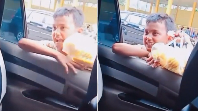 Aksi Bocah Jual Nanas Sambil Ngegombal, Berjiwa Sales Sejak Kecil (1023444)
