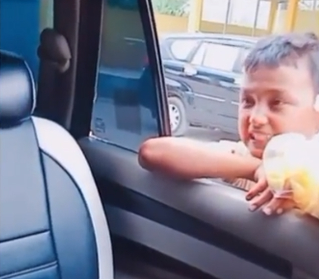 Aksi Bocah Jual Nanas Sambil Ngegombal, Berjiwa Sales Sejak Kecil (1023443)