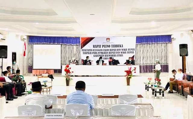 Rapat pleno rekapitulasi hasil PSU Pilkada Halmahera Utara, yang digelar di Hotel Kita, Tobelo. Foto: Istimewa