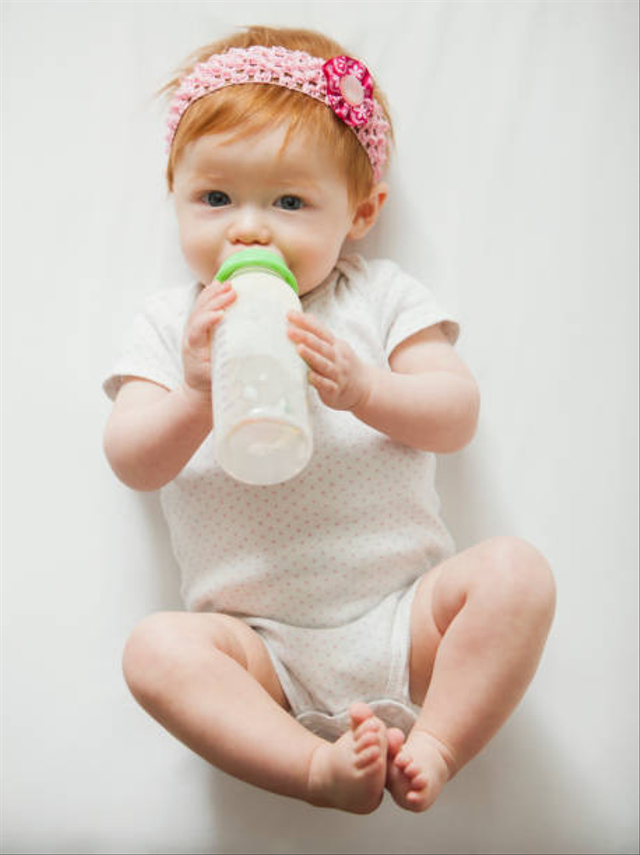 Ilustrasi anak minum susu. Foto: Getty Images 