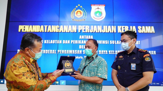 Perjanjian kerja sama Kementerian Kelautan dan Perikanan (KKP) dan Pemerintah Provinsi Sulawesi Barat untuk memperkuat pengawasan di wilayah perairan 12 mil. Foto: Dok. KKP