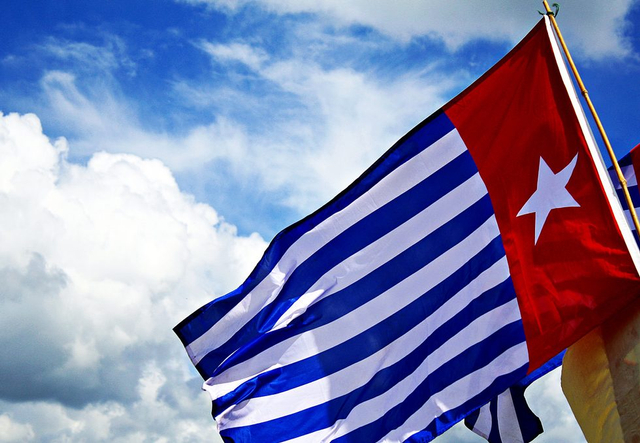 Bendera bintang kejora yang seringkali dikaitkan dengan gerakan pro kemerdekaan di Papua. (flickr.com/photos/lussqueittt/)