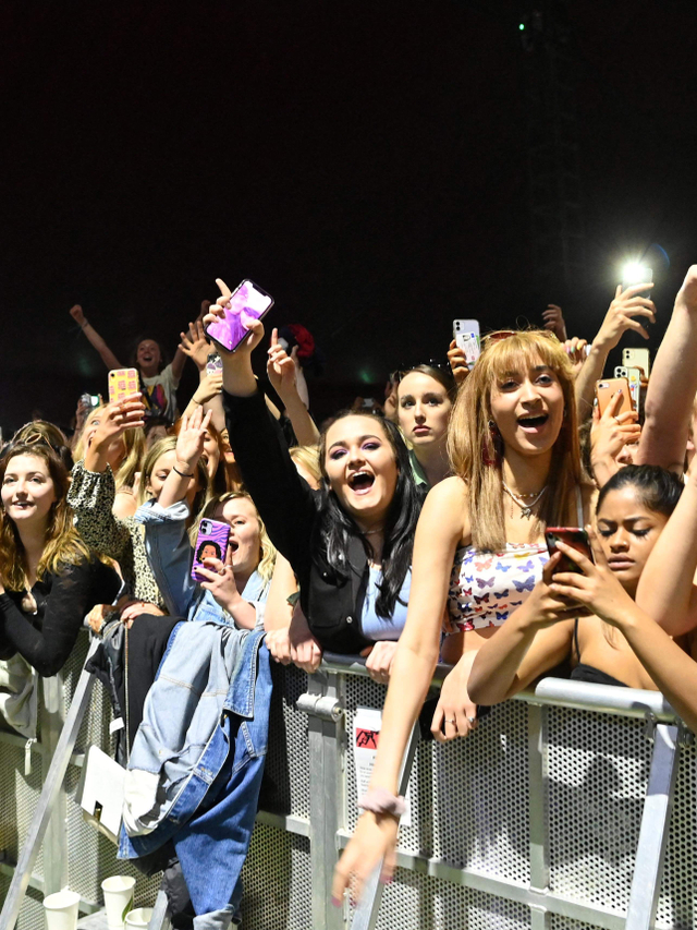 Penonton konser menonton konser musik live yang diselenggarakan di Liverpool, Inggris. Foto: Paul Ellis/AFP