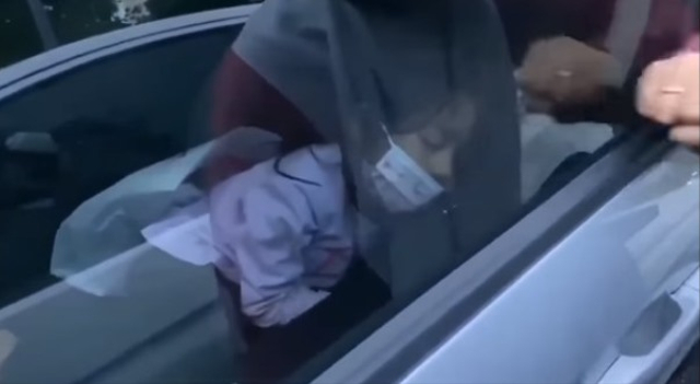 Penyelamatan Dramatis Bocah Terjebak di Dalam Mobil, Sempat Dikira Meninggal (218098)