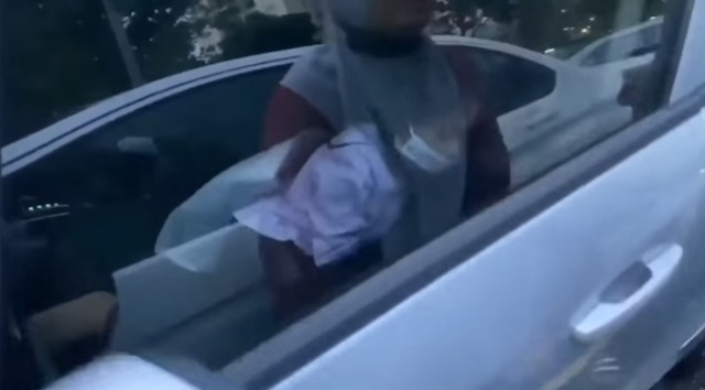 Viral momen menegangkan penyelamatan bocah di Malaysia terjebak di dalam mobil. (Foto: Facebook/@Sukan Star TV)
