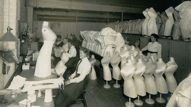 Pabrik korset di Kalamazoo, Michigan, Amerika Serikat, pada 1912. | Wikimedia Commons/Kalamazoo Public Library