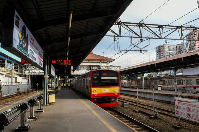 Suasana Stasiun Tanah Abang pascarekayasa perjalanan KRL di Jakarta, Senin (3/5/2021). Foto: Galih Pradipta/Antara Foto